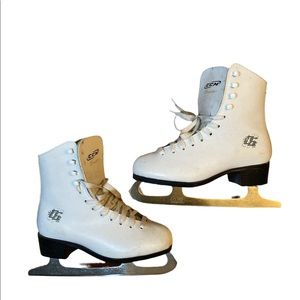 CCM Pirouette Girls Figure Ice Skates - Size 4